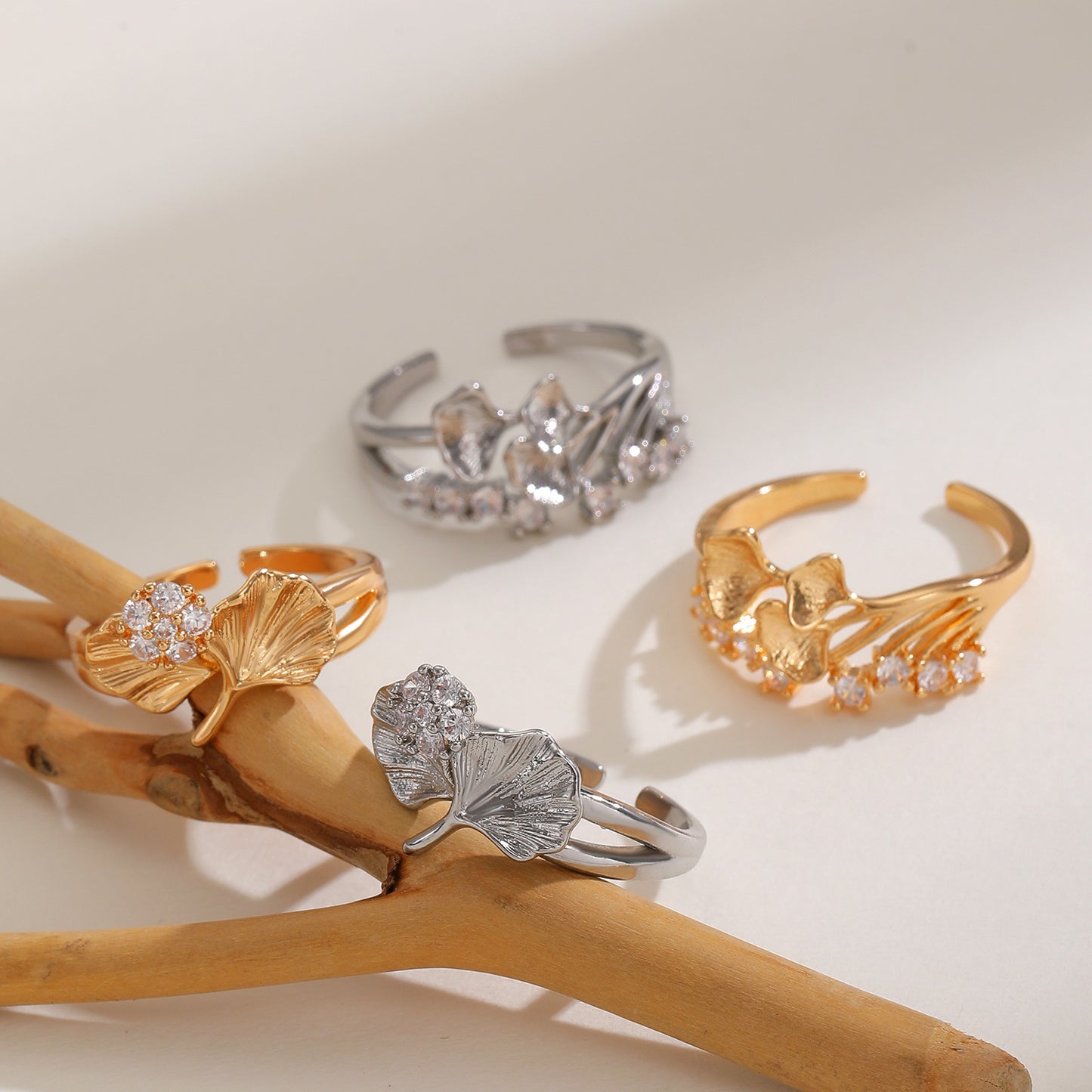 Eleganter Ginkgo-Blatt Ring - Verstellbar mit Diamanten besetzt