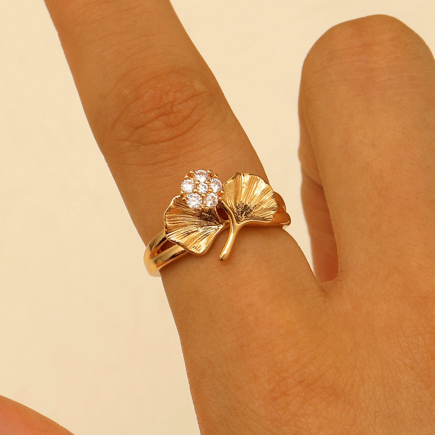 Eleganter Ginkgo-Blatt Ring - Verstellbar mit Diamanten besetzt