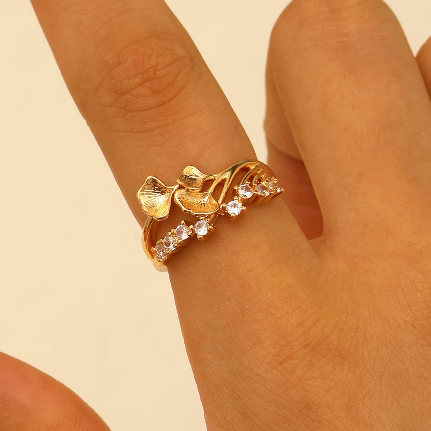 Eleganter Ginkgo-Blatt Ring - Verstellbar mit Diamanten besetzt